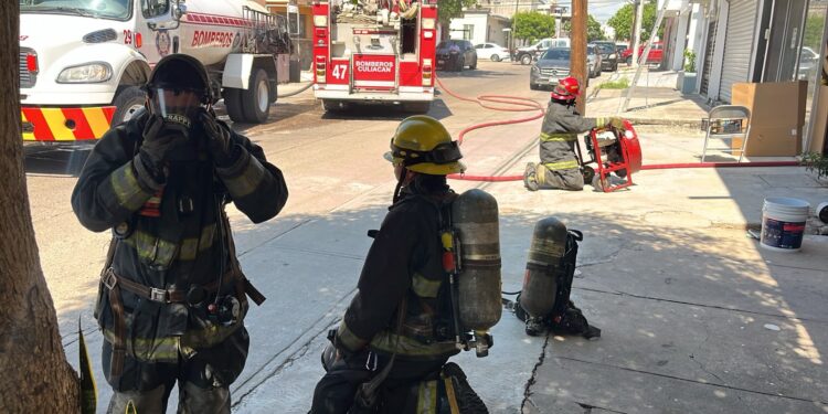 Conato de incendio moviliza a Bomberos en bodega del Centro de Culiacán