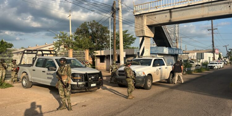 Asesinan a balazos a joven en puente peatonal del campo El Diez en Culiacán