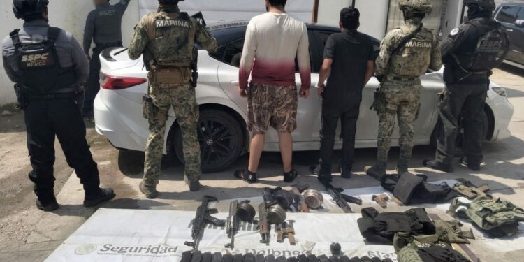 Marina asegura armamento y detiene a dos en Mazatlán
