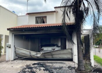 Incendian residencia y vehículo en el sector El Barrio en Culiacán