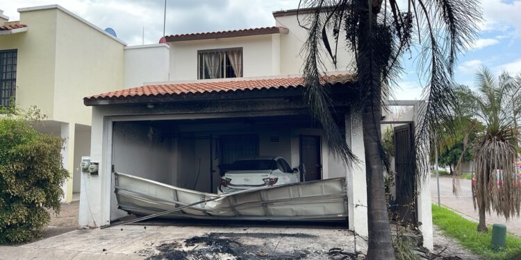 Incendian residencia y vehículo en el sector El Barrio en Culiacán