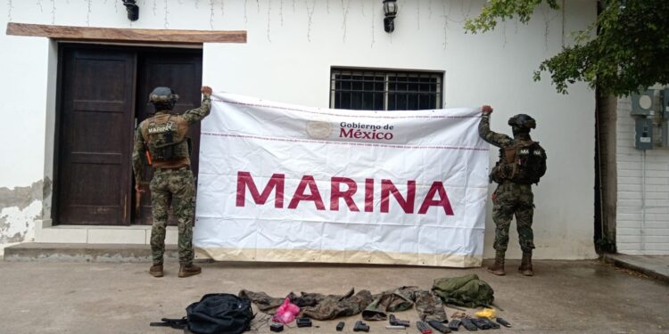 Marina asegura arsenal y munición durante patrullaje en San Ignacio, Sinaloa