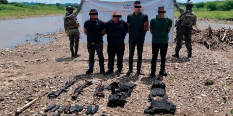 Marinos detienen a cuatro tras persecución y balacera en Camacho, Mazatlán