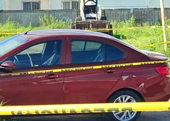 Vehículo baleado termina estrellado contra un poste en Camino Real