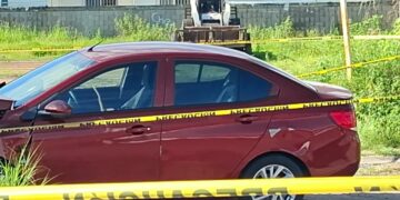 Vehículo baleado termina estrellado contra un poste en Camino Real