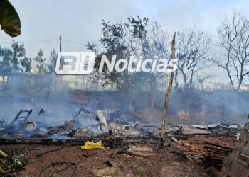 Incendio consume al menos nueve domicilios en invasión Los Acantos