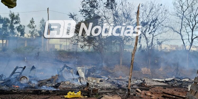 Incendio consume al menos nueve domicilios en invasión Los Acantos