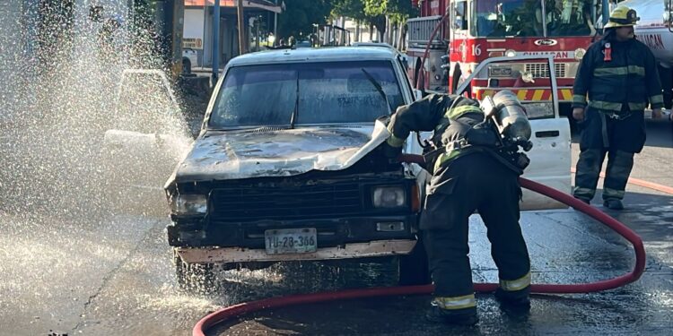 Camioneta se incendia en vialidad de Culiacán y provoca congestionamiento