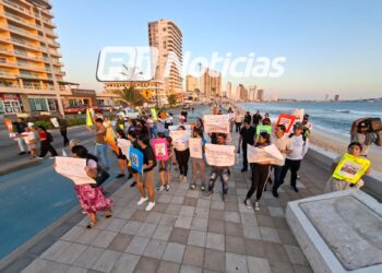 Familiares marchan en Mazatlán para exigir justicia por Alejandro Espinoza