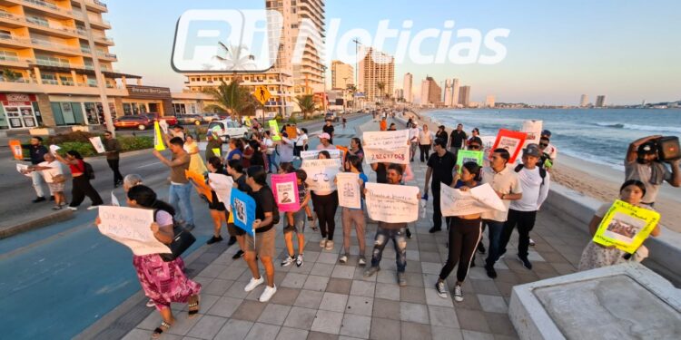 Familiares marchan en Mazatlán para exigir justicia por Alejandro Espinoza