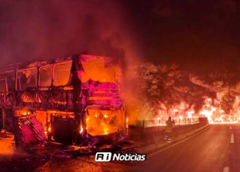 Incendio consume autobús que viajaba de Guadalajara a Los Mochis; 34 pasajeros fueron rescatados