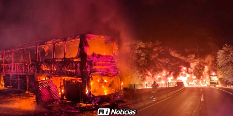 Incendio consume autobús que viajaba de Guadalajara a Los Mochis; 34 pasajeros fueron rescatados