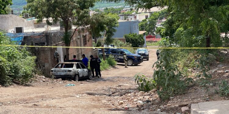 Incendian automóvil afuera de una vivienda que ya había sido baleada días antes al sur de Culiacán