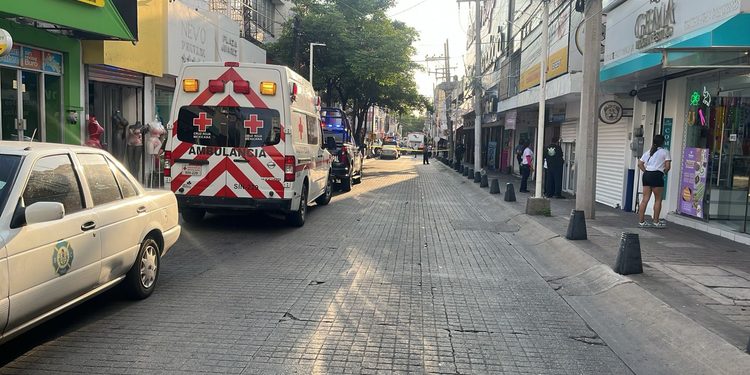 Moviliza a cuerpos de emergencia reporte de olor a quemado en Plaza de la Mujer