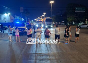 Vecinos de la colonia Azteca bloquean avenida Gabriel Leyva por falta de energía eléctrica.