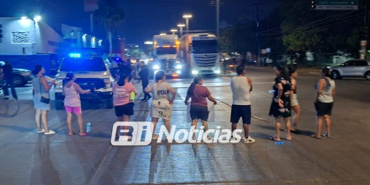 Vecinos de la colonia Azteca bloquean avenida Gabriel Leyva por falta de energía eléctrica.