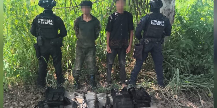 Tras “agarre” en Escuinapa, detiene a tres y aseguran arsenal; uno es estadounidense
