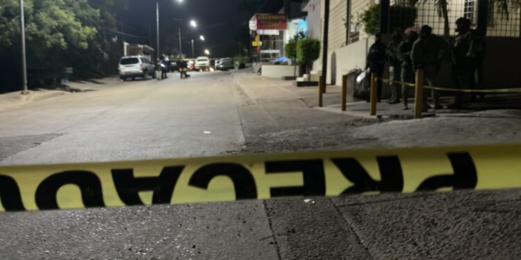 Asesinan a balazos a un hombre afuera de un abarrote en el sur de Culiacán