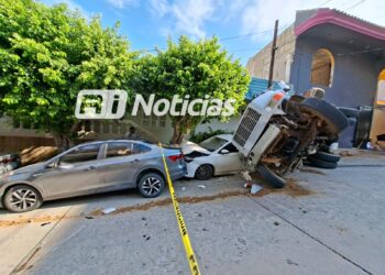 Góndola cargada pierde el control y aplasta automóvil en el Centro de Mazatlán