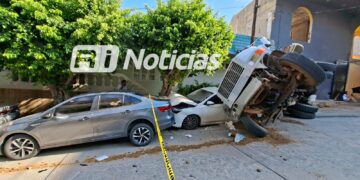 Góndola cargada pierde el control y aplasta automóvil en el Centro de Mazatlán
