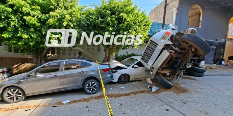Góndola cargada pierde el control y aplasta automóvil en el Centro de Mazatlán