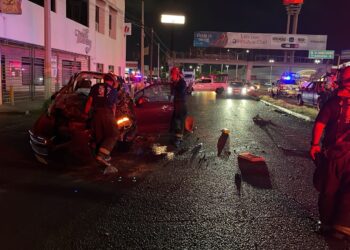 Pareja resulta lesionada tras volcar en el bulevar Universitarios de Culiacán