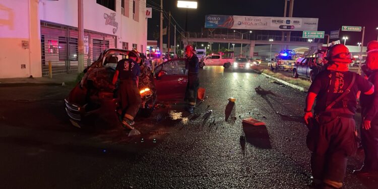 Pareja resulta lesionada tras volcar en el bulevar Universitarios de Culiacán