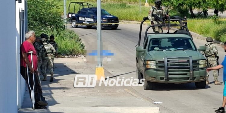 Ejecutan a balazos a una mujer frente a La Sirena en Mazatlán