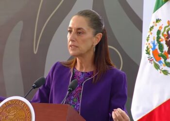 Sheinbaum defiende becas universales y rechaza apoyos condicionados al promedio