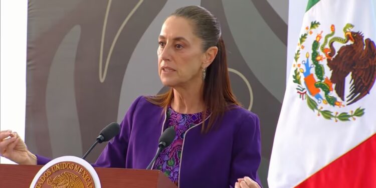Sheinbaum defiende becas universales y rechaza apoyos condicionados al promedio
