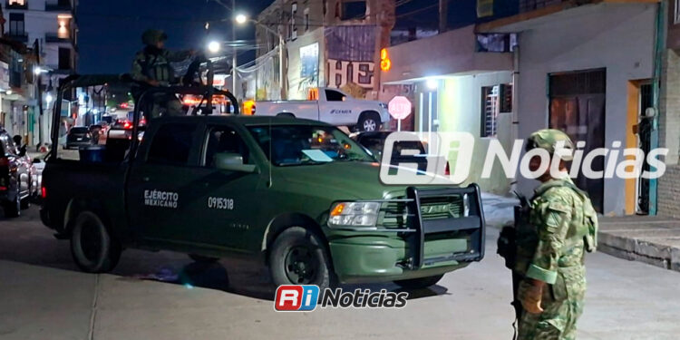Aseguran dos vehículos, uno con blindaje y equipado con lanza ponchallantas durante operativo en el Centro de Mazatlán