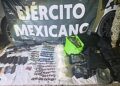 Aseguran vehículo con reporte de robo, droga, armas y equipo táctico tras persecución en Mazatlán