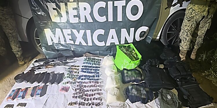 Aseguran vehículo con reporte de robo, droga, armas y equipo táctico tras persecución en Mazatlán