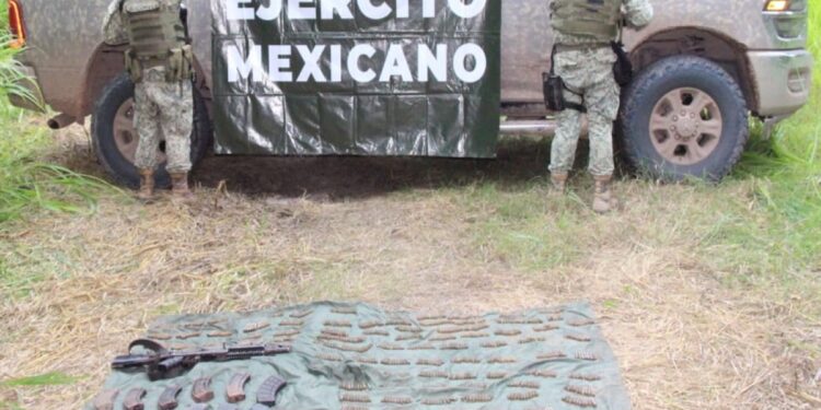 Aseguran explosivos y armamento dentro de camioneta en Escuinapa
