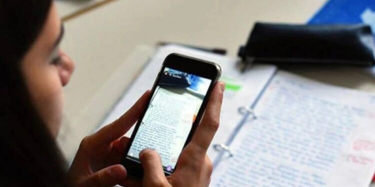 Docentes debatirán uso de celulares en escuelas antes del regreso a clases: Mario Delgado