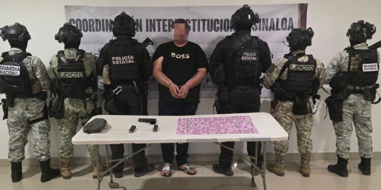Detienen a un hombre en Villa Unión; le aseguran arma corta, 20 cartuchos y 200 dosis de presunto cristal