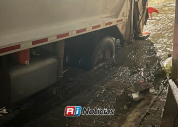 Camión recolector cae en obra inconclusa de Jumapam
