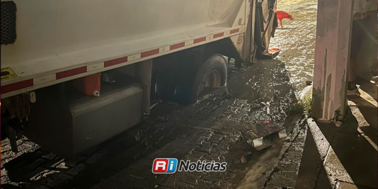 Camión recolector cae en obra inconclusa de Jumapam