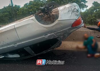 Vuelca automóvil en la salida sur de Mazatlán; conductor resulta lesionado