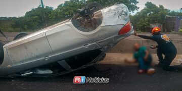 Vuelca automóvil en la salida sur de Mazatlán; conductor resulta lesionado