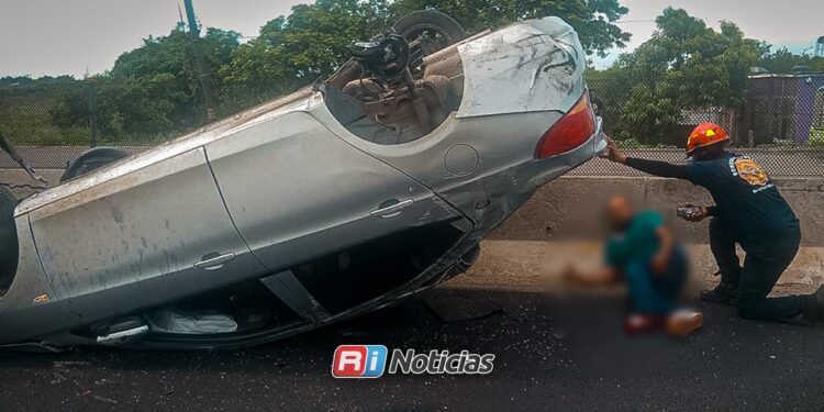 Vuelca automóvil en la salida sur de Mazatlán; conductor resulta lesionado