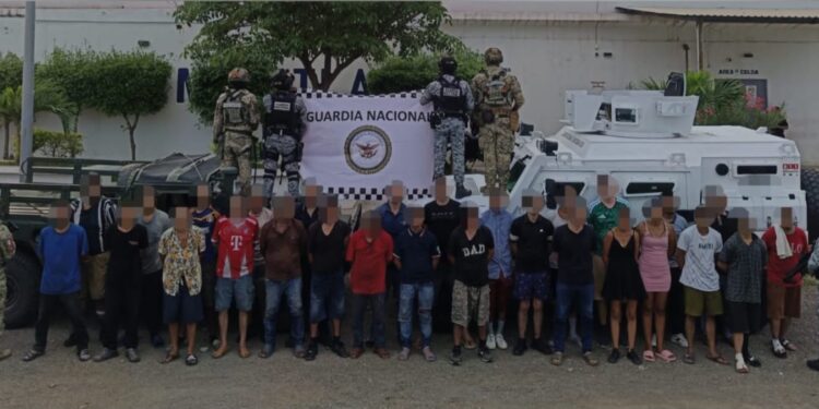 Detienen a 28 personas y aseguran arsenal y equipo táctico en Mazatlán