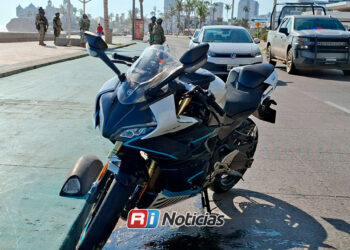 Derrape de motocicleta deja a dos personas lesionadas en el Malecón de Mazatlán