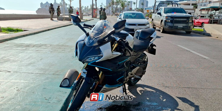 Derrape de motocicleta deja a dos personas lesionadas en el Malecón de Mazatlán