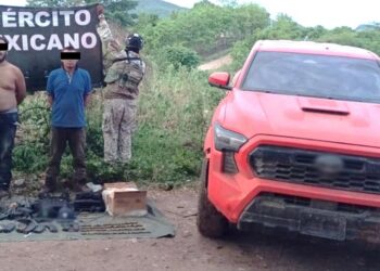 Detienen a tres presuntos gatilleros con armas y equipo táctico en Mazatlán
