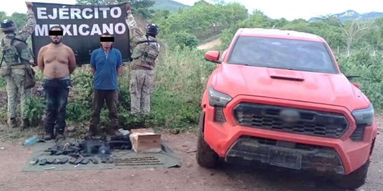 Detienen a tres presuntos gatilleros con armas y equipo táctico en Mazatlán