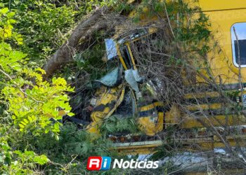Vuelca tráiler en el Libramiento Mazatlán-Culiacán; conductor resulta lesionado
