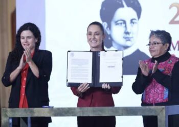 Sheinbaum firma decreto para reforzar la transparencia y limitar la reserva de información pública