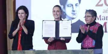 Sheinbaum firma decreto para reforzar la transparencia y limitar la reserva de información pública