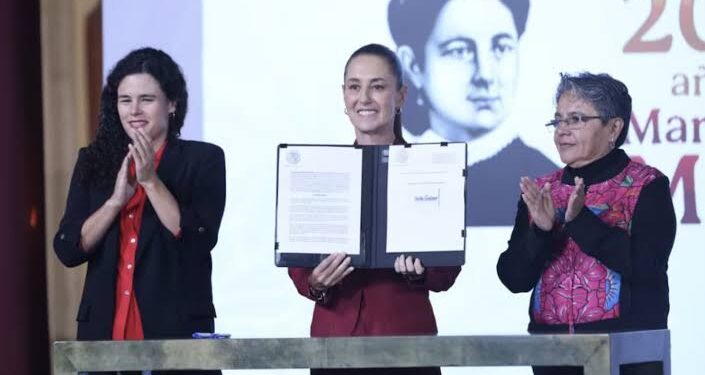 Sheinbaum firma decreto para reforzar la transparencia y limitar la reserva de información pública